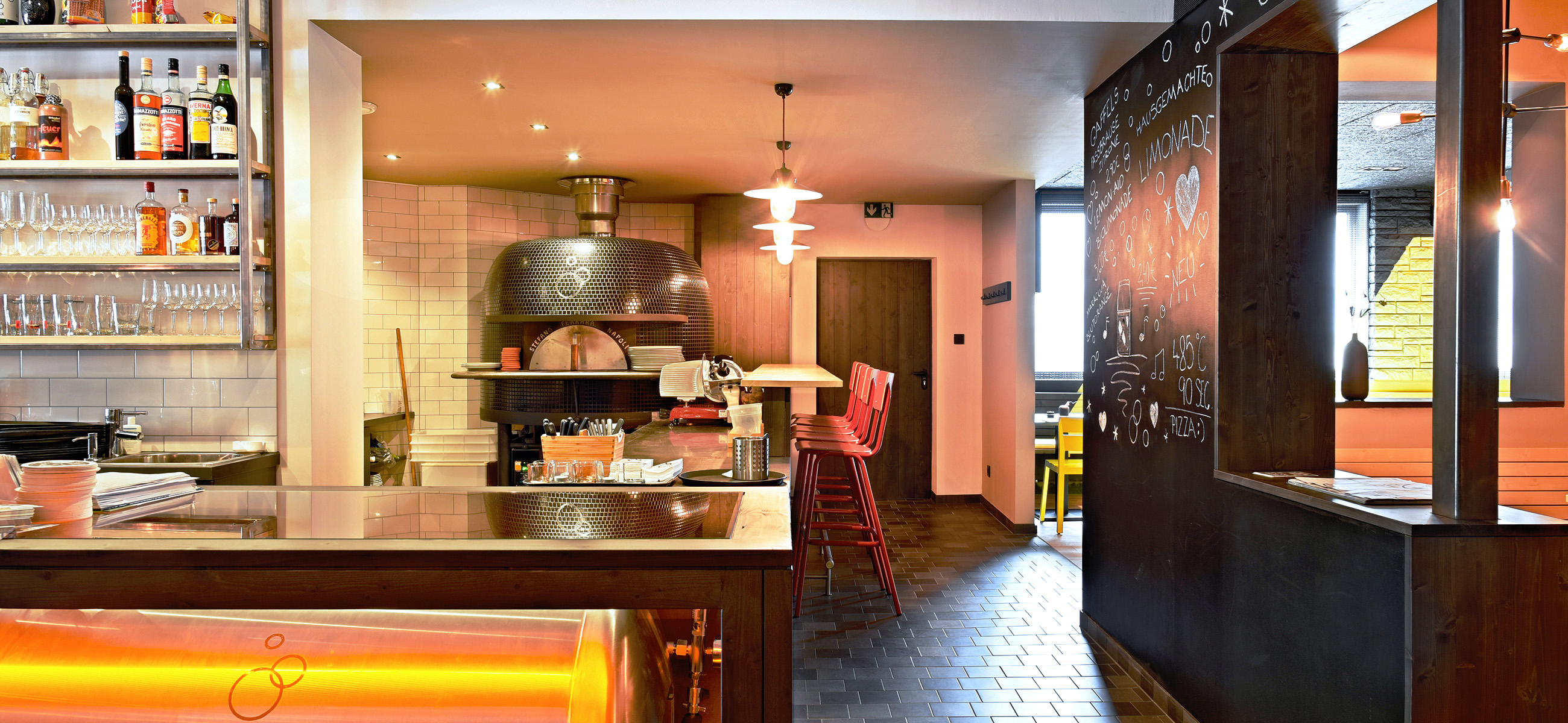 BREXX - PIZZA AUS DEM 485°-OFEN UND HAUSGEBRAUTES CRAFTBEER DIREKT AUS DEM THEKENTANK

  