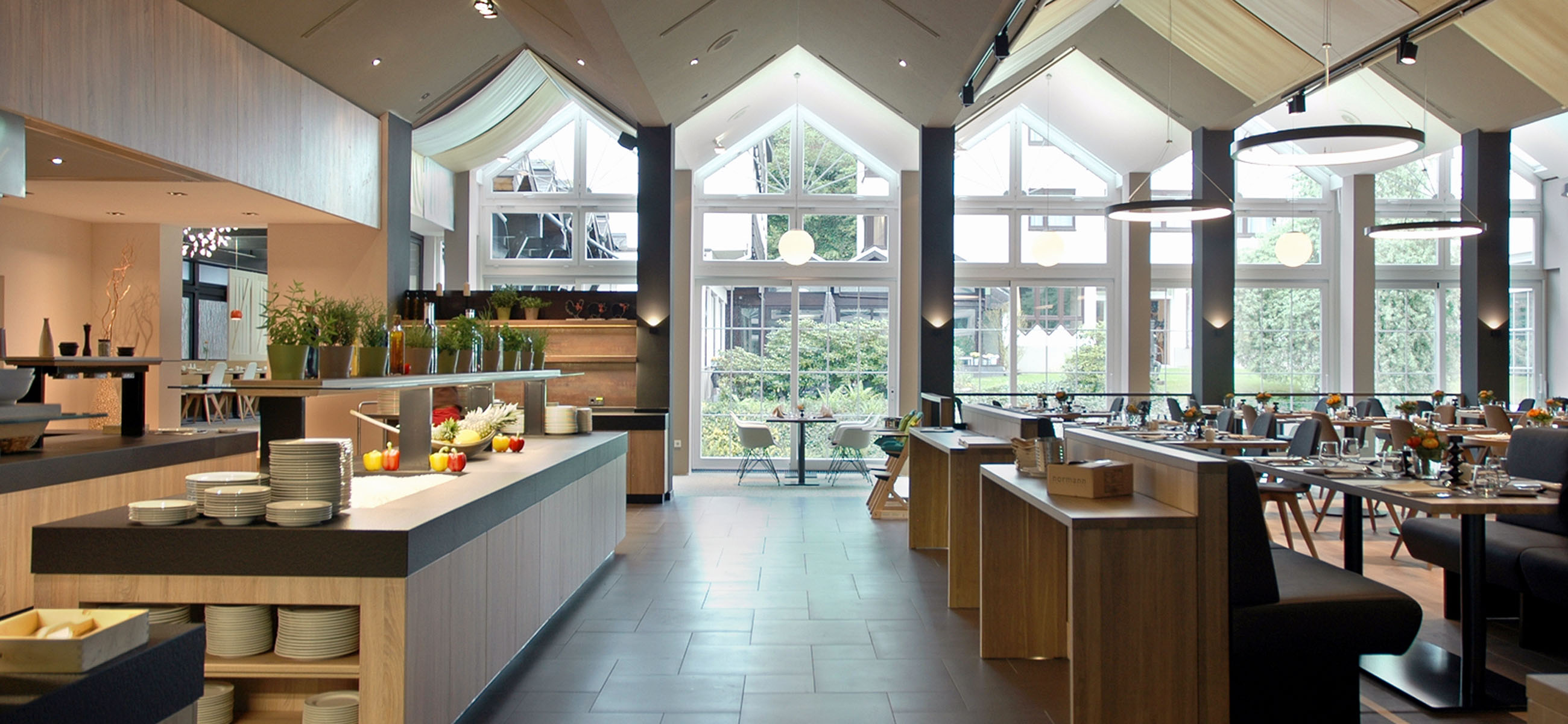 SPEISEBEREICH UND BURGHOF

    