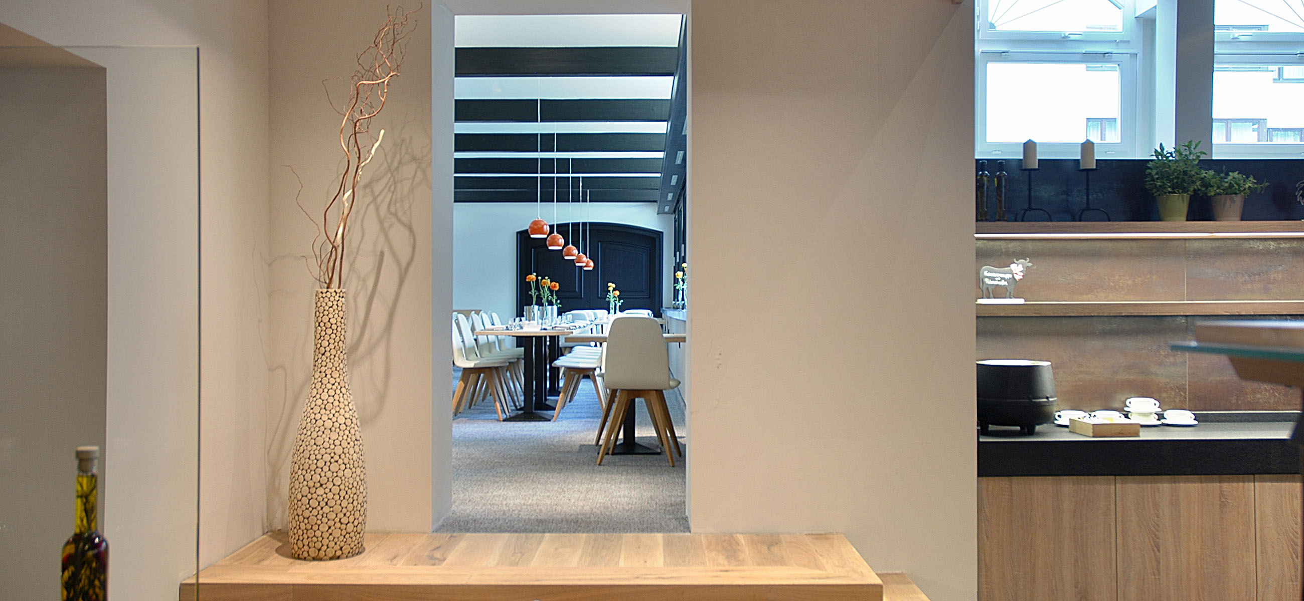 DURCHBLICK ZUM PFERDESTALL

    