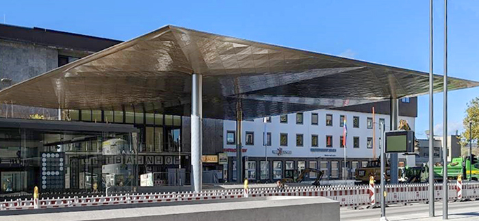 BAHNHOFSPLATZ ULM - DACH VOR DEM BAHNHOF